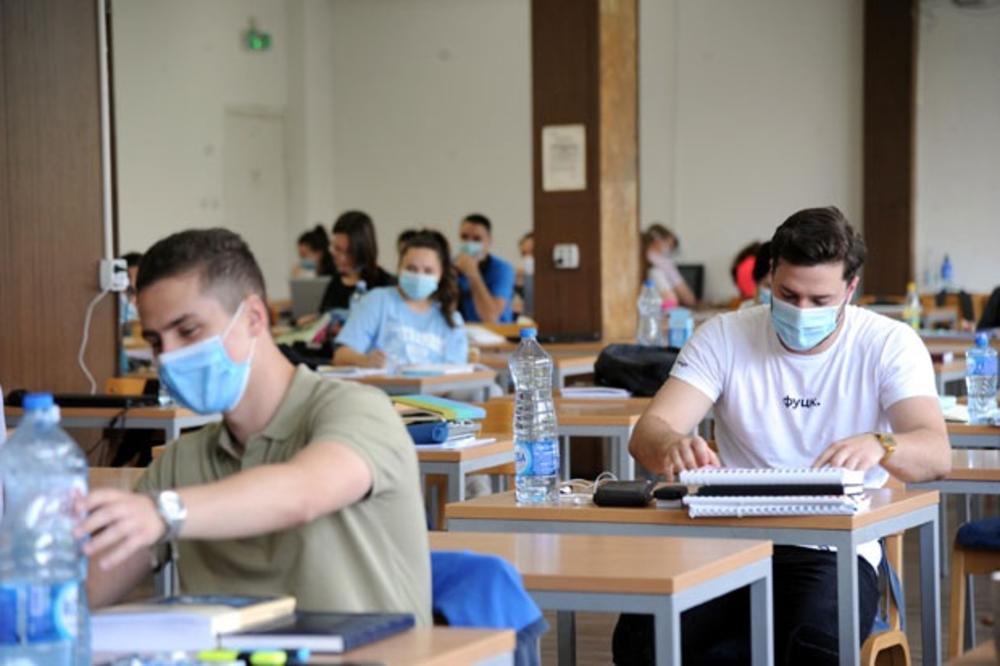 STUDENTI ISPITE SPREMAJU POD MASKAMA, TROJE STANARA IMA KORONU: Ovo je stanje na Karaburmi! (FOTO)