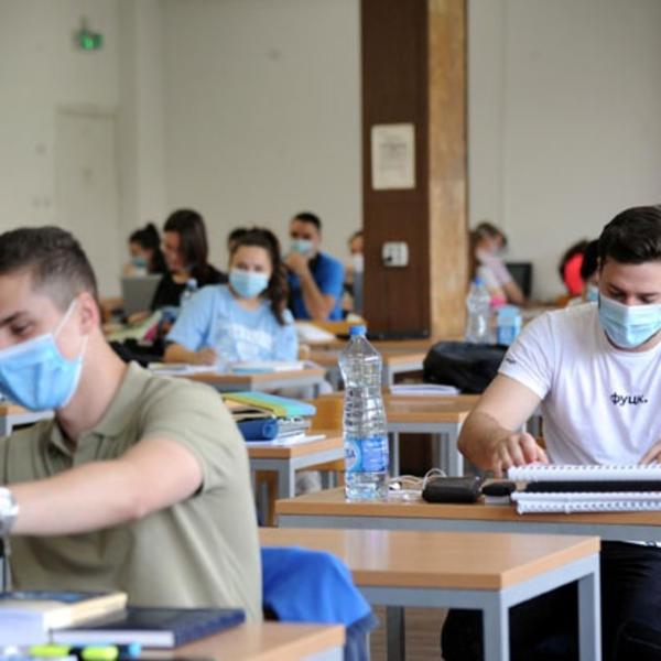 STUDENTI ISPITE SPREMAJU POD MASKAMA, TROJE STANARA IMA KORONU: Ovo je stanje na Karaburmi! (FOTO)