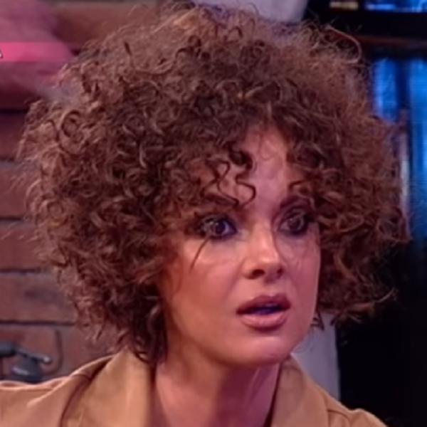 LJUDI, ŠTA RADI OVO SLAVICA ĆUKTERAŠ? Ima koronu, a bez maske se vozika gradom! (VIDEO)