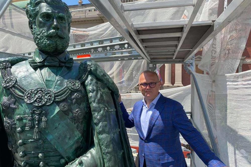 KNEZ MIHAILO PONOVO JAŠE! I sija punim sjajem (FOTO)