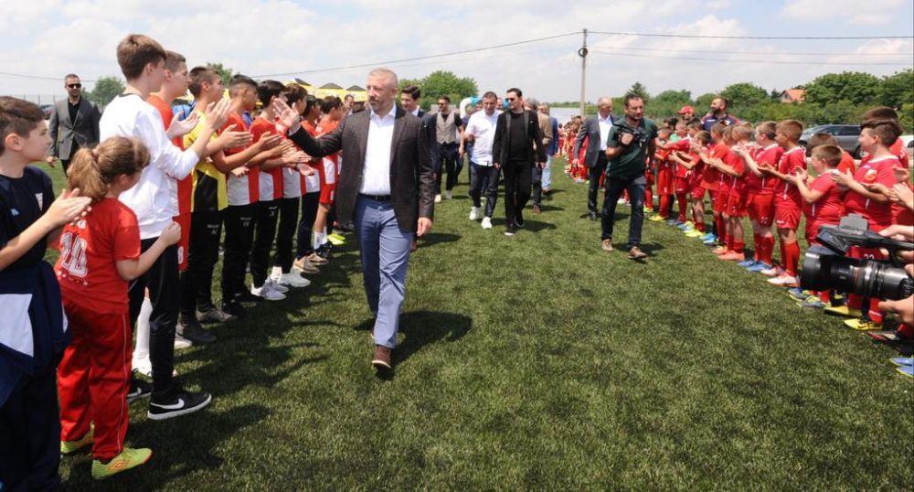 Slaviša Kokeza pozdravlja mališane u Surčinu