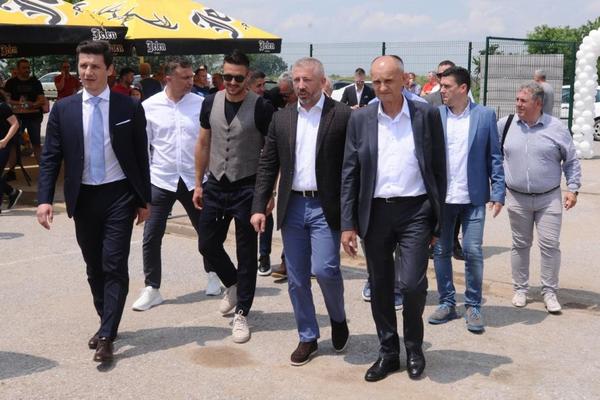 KLINCI ODLEPILI ZA TADIĆEM NA OTVARANJU VEŠTAČKOG TERENA U SURČINU: FSS donirao ogromnu količinu opreme!