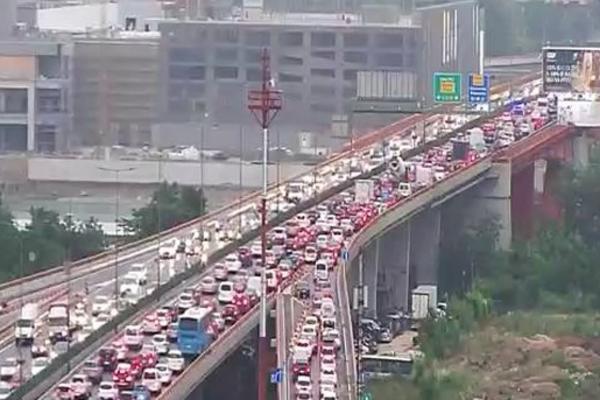 OVUDA NIKAKO NEMOJTE IĆI: Izbegavajte mostove, neviđena je gužva! Brankov most zakrčen, a tek Pančevac!