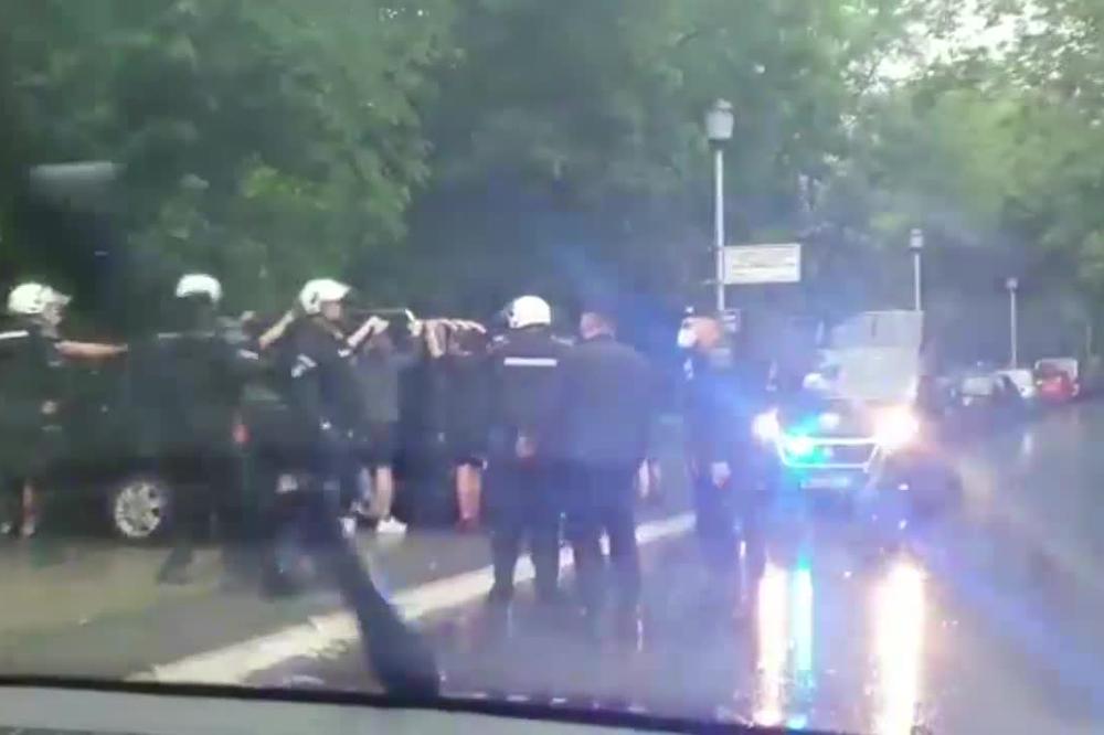 INCIDENT U HUMSKOJ: Grobari krenuli na severnu tribinu, nastao je totalni haos! Reagovala žandarmerija!