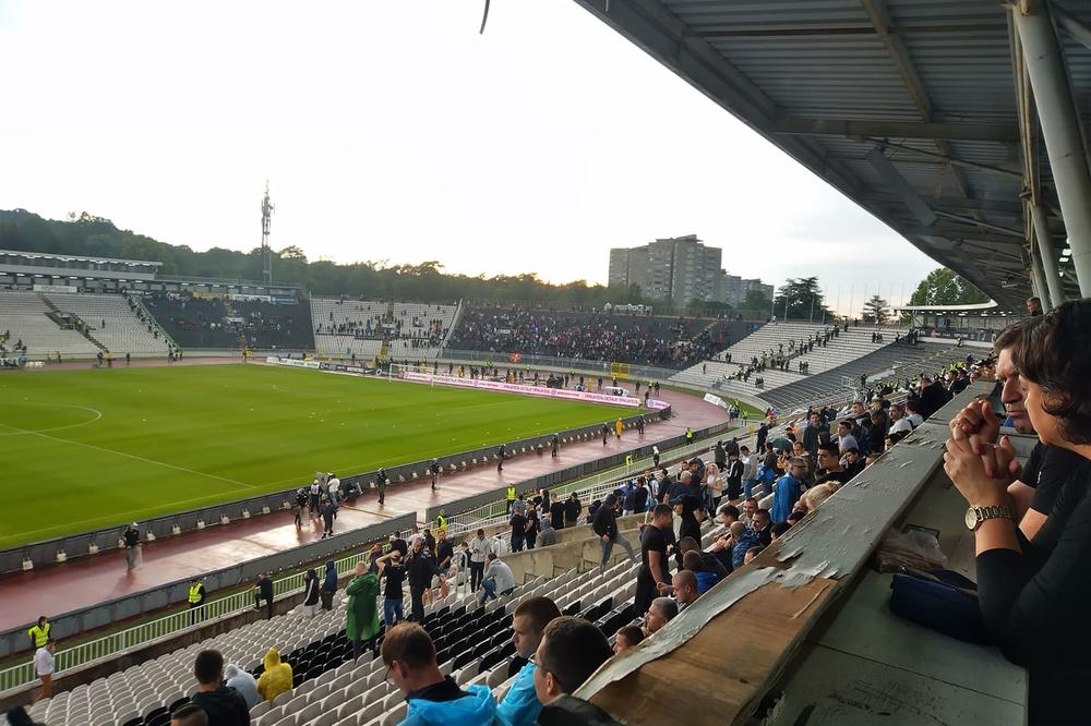 DELIJE POČELE DA VREĐAJU PARTIZAN, GROBARI MOMENTALNO ODREAGOVALI: Na tribinama je Derbi uveliko počeo!