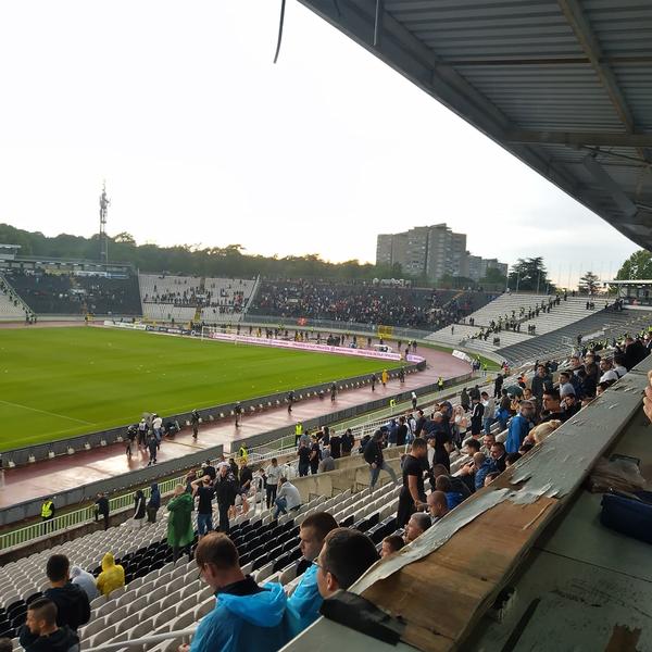DELIJE POČELE DA VREĐAJU PARTIZAN, GROBARI MOMENTALNO ODREAGOVALI: Na tribinama je Derbi uveliko počeo!