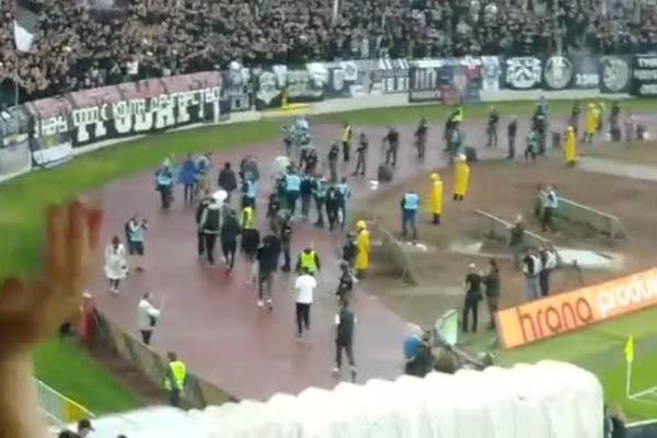 KOŠARKAŠI PARTIZANA IZAZVALI ERUPCIJU U HUMSKOJ: Grobari oduševljeni, Delije osule paljbu!