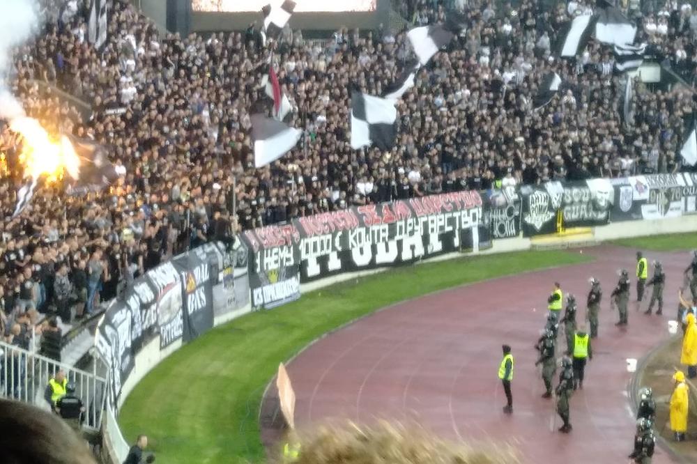 U SVETU DRUGARSTVO KOŠTA 10.000 EVRA: Grobari okačili transparent, šta bi ovo trebalo da znači?