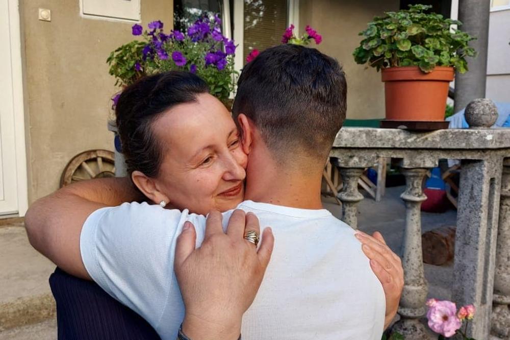 NAJEMOTIVNIJI MOMENAT! Posle korone, konačno u majčinom zagrljaju! (FOTO)