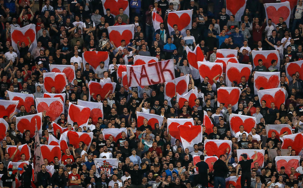 Navijači Zvezde na severnoj tribini na derbiju