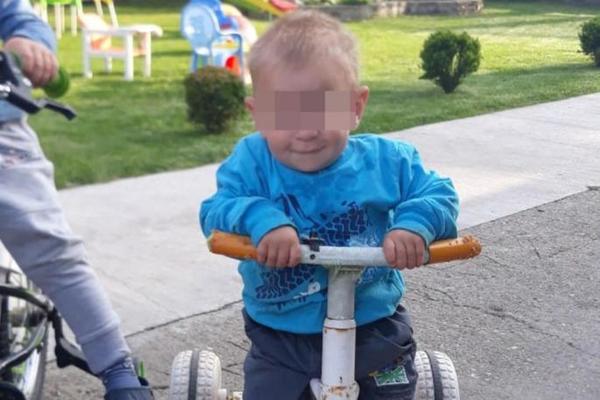 DOK JE BELI SANDUK SPUŠTAN U RAKU, DEKA JE MOLIO OVO: Potresne scene sa sahrane malog Filipa (2)