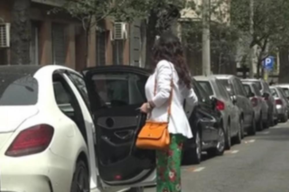 ANA SEVIĆ BLISTA U TREĆEM MESECU TRUDNOĆE! Paparaco je uhvatio skockanu na štikletinama koje ne skida!