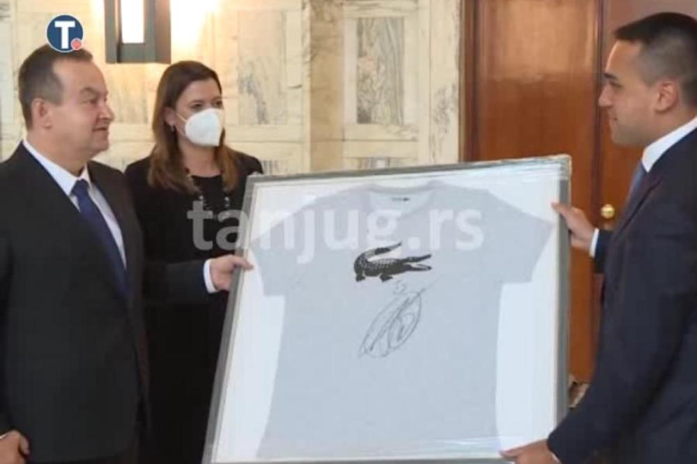 POSEBAN POKLON ZA POSEBNOG PRIJATELJA: Dačić je njemu poklonio LOPTICU NOVAKA ĐOKOVIĆA (FOTO)