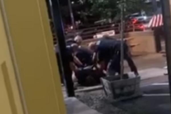 OVO JE MOŽDA NAJGORI SNIMAK ZA AMERIKE: Išao ka policajcima pa počeo da JEDE SAM SEBE - usledio je užas! (VIDEO)