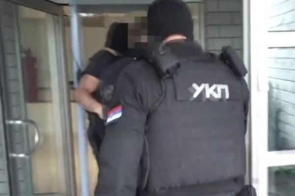 LIK (18) IZ BEOGRADA UHAPŠEN ZBOG IZNUDE! Sa njim su pala još 2 maloletnika, OCU I SINU IZVUKLI SILNE PARE