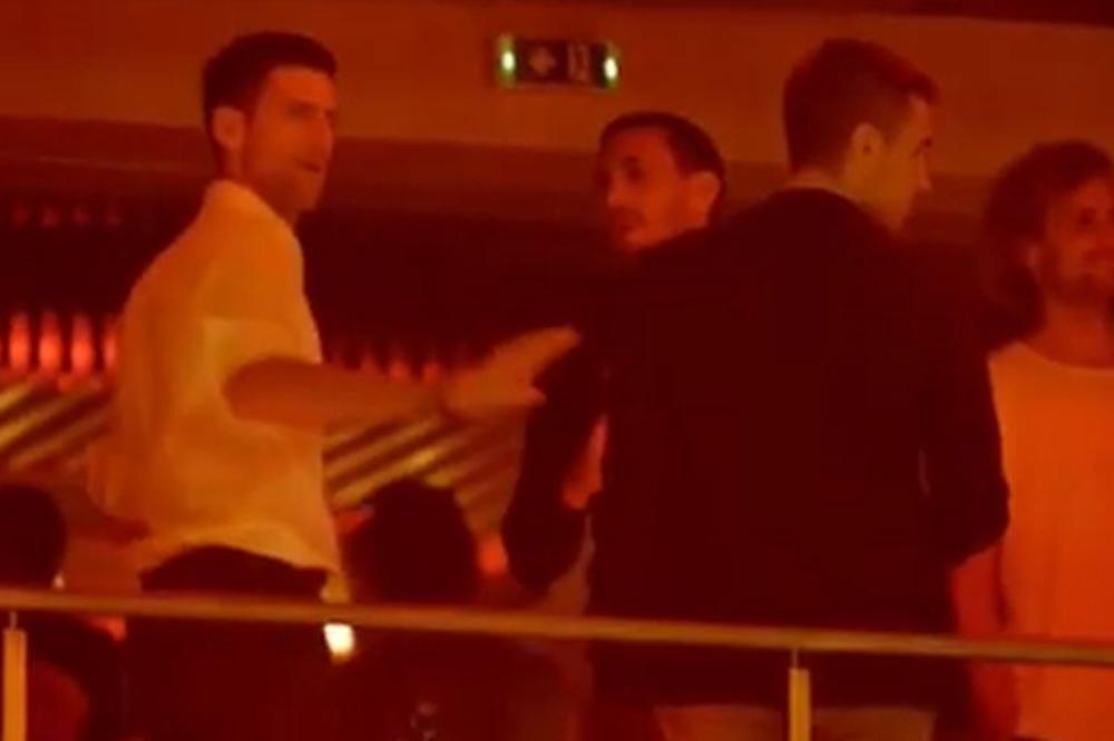 ĐOKOVIĆA U OVOM IZDANJU RETKO VIĐAMO: Novak u noćnom provodu! Zapalio klub svojim plesnim pokretima!