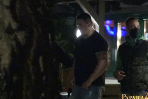 KRISTIJANA GOLUBOVIĆA ČUVA ČETA MOMAKA! Paparaco snimio kako se budući zadrugar kreće kroz grad sa obezbeđenjem