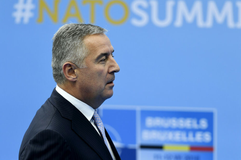 Milo ispod znaka NATO pakta 