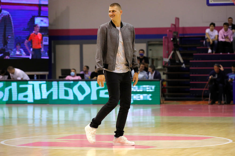 JOKIĆ SE POHVALIO SVOJIM AUTOMOBILOM: Strašna mašina, a jedna dekoracija posebno upada u oči! (FOTO)