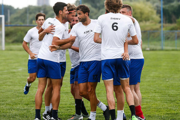 ĐOKOVIĆ IGRA FUDBAL I PRAVI ŽURKE, A NEMA VREMENA ZA SASTANAK O US OPENU: Nemac pljuvao Novaka, pa obrisao!