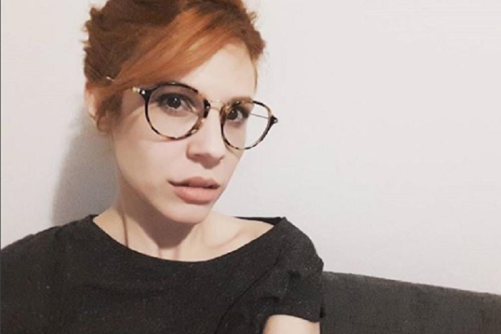 ĆERKA VOJE BRAJOVIĆA UZNEMIRILA JAVNOST PRIČOM: Bacala je nameštaj kroz prozor, u vidno nervnom rastrojstvu!