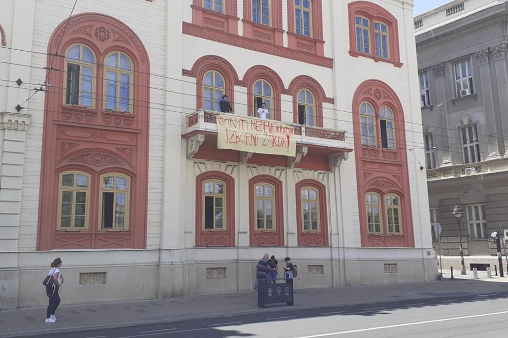 STUDENTI BLOKIRALI REKTORAT! Nezadovoljni su, traže da se ukine Bolonjska deklaracija!