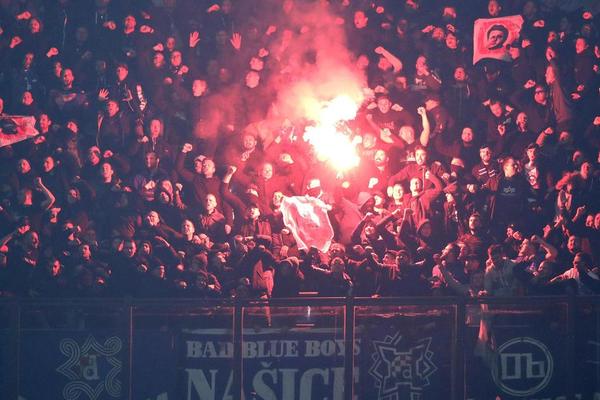 NEREDI! TUČA SA POLICIJOM! BAKLJE - SADA DOŠLI NA NAPLATU ZA DINAMO!