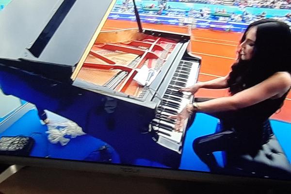 JEDVA ČEKAM DA PROBAM SRPSKI ĆEVAP: Nema muškarca u Beogradu koji će ostati ravnodušan na ove reči vrele Lole!