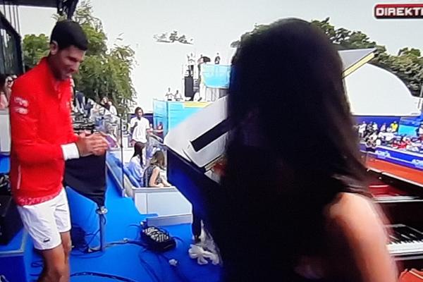 PRELEPA LOLA JE SVIRALA, A ONDA JE ULETEO NOLE: Snimak koji će obići svet u roku od par minuta!