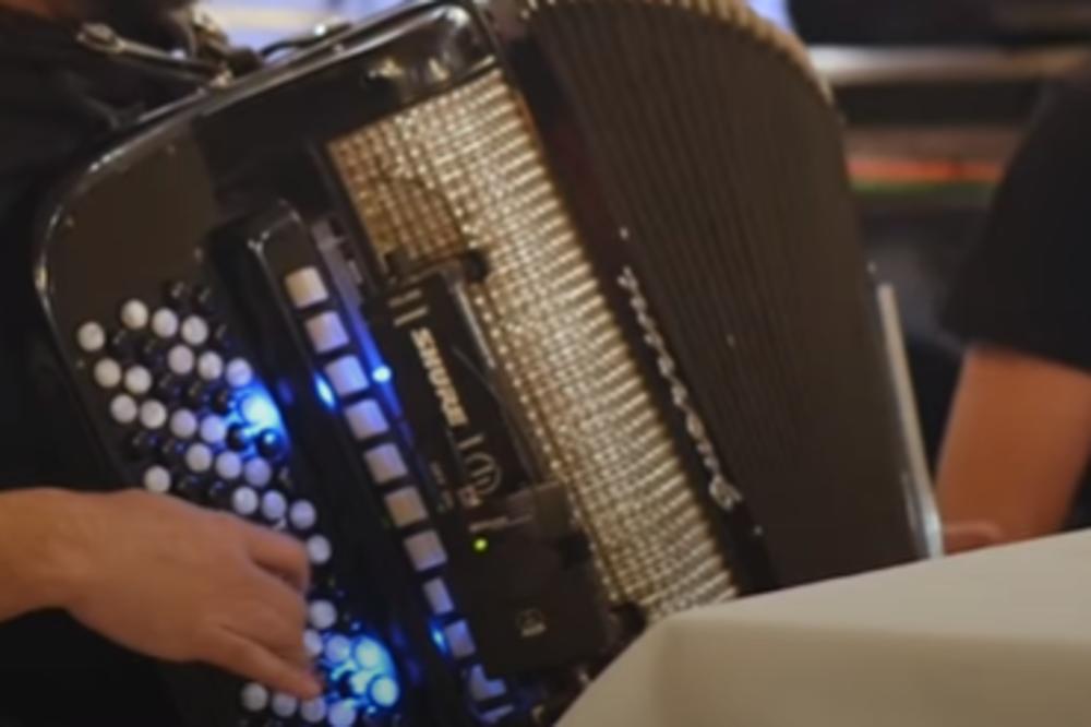 NARODNI MUZIČAR KOJEG SVI ZNATE POKRADEN: Odneli mu sve što je imao, dok je bio u kući!