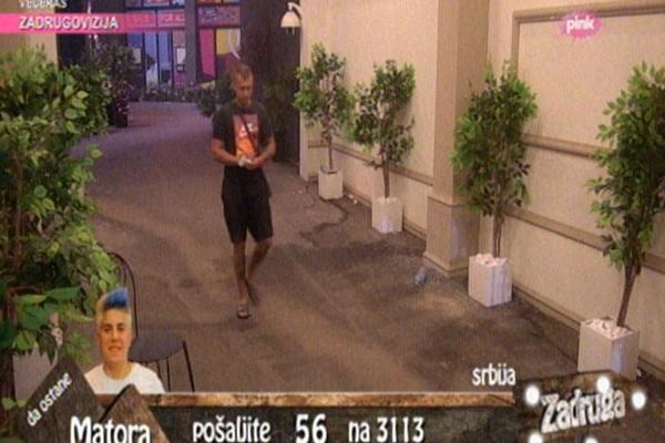 PUKAO ZBOG NJE! Karić razbio tanjir i unakazio ruku! (VIDEO)