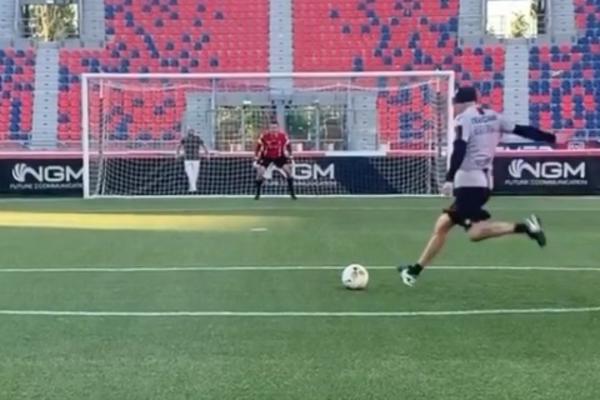 MIHA I DALJE IMA NAJBOLJU LEVICU NA SVETU: Leukemija je prošlost - strašno koliko je nabušio jadnog golmana Bolonje