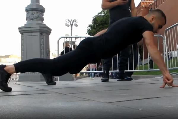 POZNATI TRENER OBORIO REKORD BRUSA LIJA: Kada vidite šta je uradio sa samo dva prsta - neće vam biti jasno...