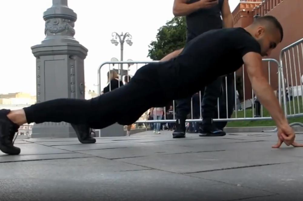 POZNATI TRENER OBORIO REKORD BRUSA LIJA: Kada vidite šta je uradio sa samo dva prsta - neće vam biti jasno...