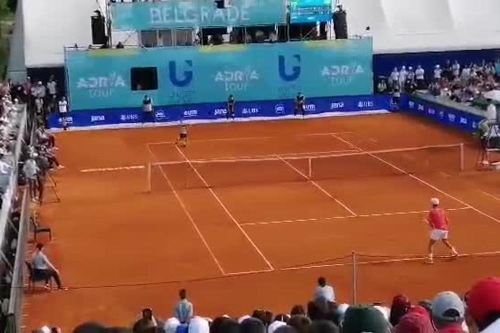 HIT SNIMAK SA MEČA ĐOKOVIĆ - TROICKI: Viktor dao reket skupljaču loptica - ovaj odmah uzeo poen protiv Noleta!