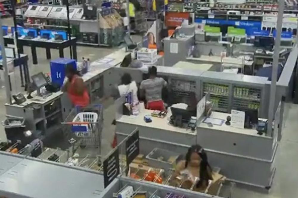 RAZJARENA HORDA DEMONSTRANATA BRUTALNO RAZVALILA PRODAVNICU: A tek kad vidite koliko su se nakrali! (VIDEO)