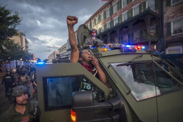 U AMERICI JE POLICIJA PONOVO UBILA NENAORUŽANOG CRNCA! Pola Atlante gori (VIDEO)