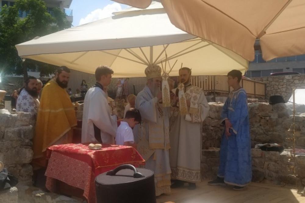 LEPE SLIKE IZ CRNE GORE: Mitropolit Amfilohije služi liturgiju u crkvi Svih Svetih kod Bara (FOTO)