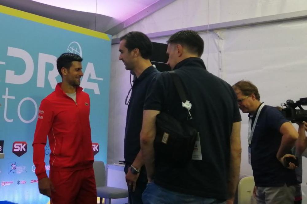 ČEKAO JE DO POLA JEDAN DA SE SLIKA S NOVAKOM: Đoković se oduševio kad je video neočekivanog gosta na konferenciji!