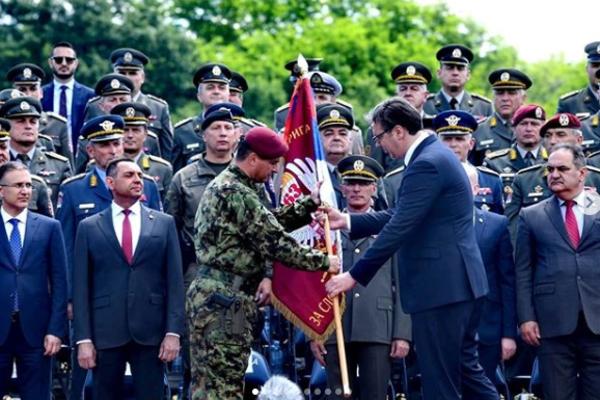 VUČIĆ U TAKOVU: Svečano uručenje vojnih zastava (FOTO) (VIDEO)