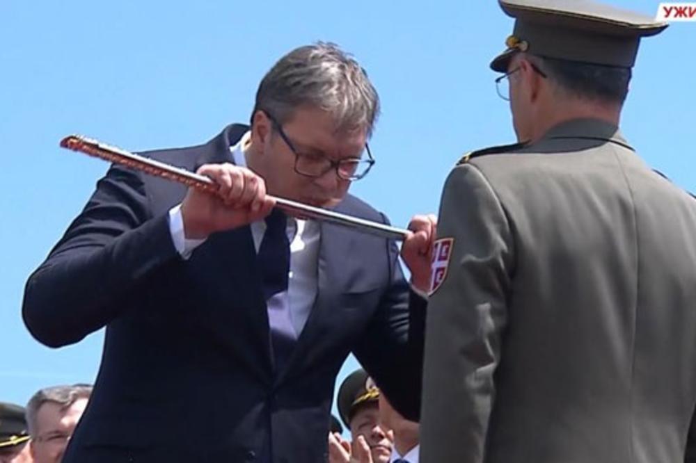 VELIKA ČAST: Vučiću oficirska sablja za posvećenost napretku VS