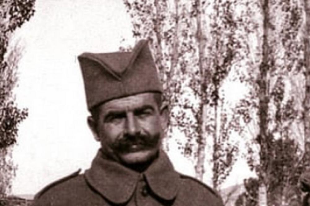 NIKAD VIĐENA FOTOGRAFIJA! Srpski vojnik s tamnoputim saborcem na Solunskom frontu (FOTO)