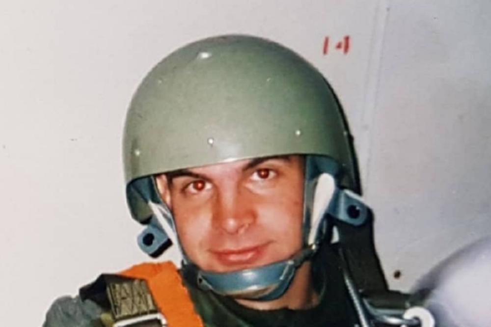 POZNATI POLITIČAR JE NEKADA BIO SPECIJALAC U VOJCI: Možete li da prepoznate momka sa slike?