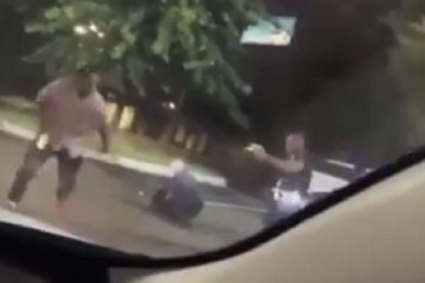 KOMPLETAN SNIMAK NOVOG BRUTALNOG UBISTVA AFROAMERIKANCA: Policija ga upucala kao psa! (UZNEMIRUJUĆI VIDEO)
