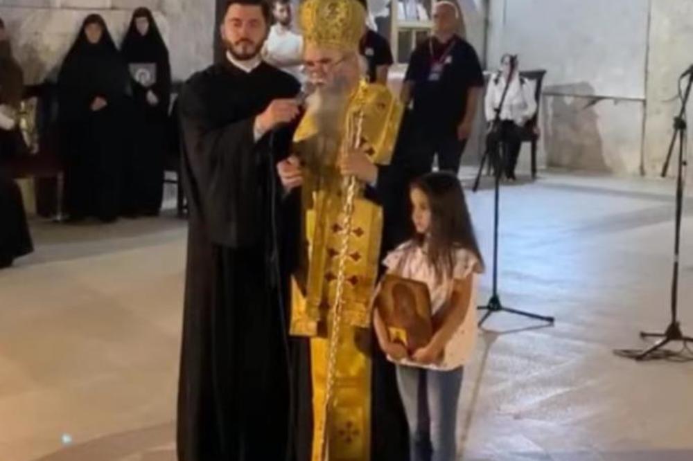 MALA UNA (8) ODUŠEVILA PODGORIČANE: Najmlađa učesnica litija stala uz svog kuma Amfilohija! (VIDEO)