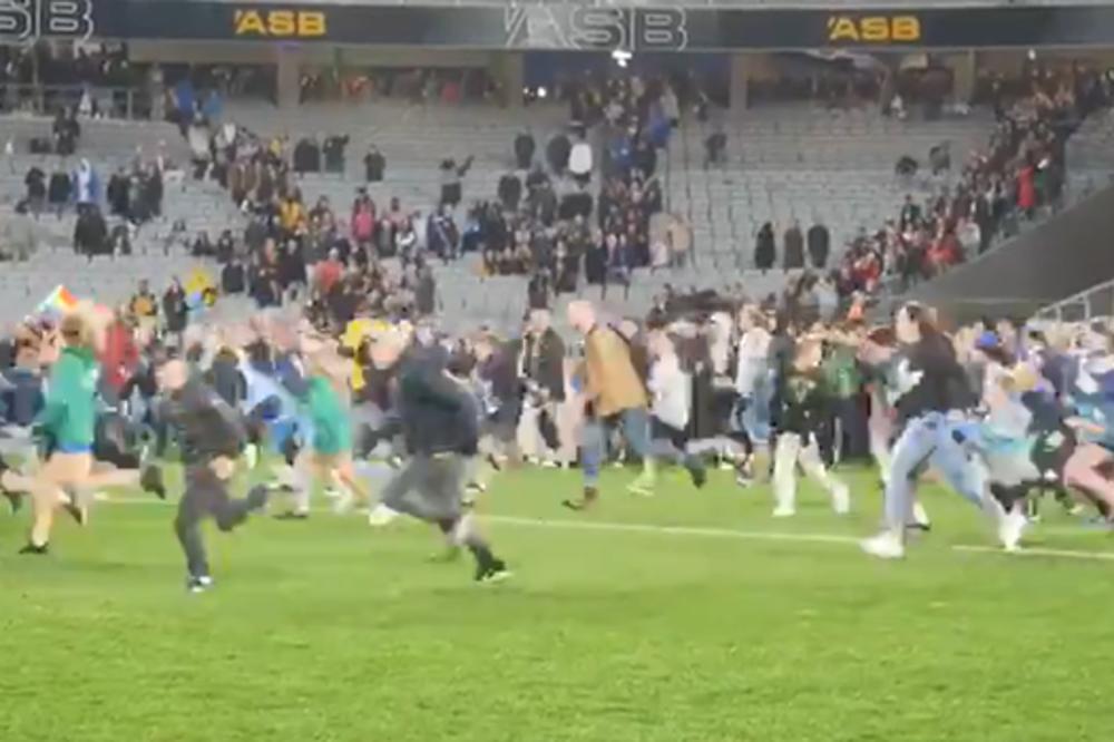 CEO ZAPAD PLJUJE SRBE ŠTO PUNE TRIBINE NA DERBIJU I KOD NOLETA: A, vidite samo šta rade ovi ljudi - njih čak 43.000