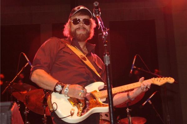 POGINULA ĆERKA ČUVENOG PEVAČA: Velika tragedija zadesila legendu