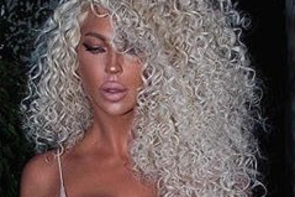 SLIKALA SE GDE DO SADA NIJE, DRASTIČNA PROMENA JELENE KARLEUŠE: Više ne izgleda ovako, PROREZ NA HALJINI NIKAD VEĆI