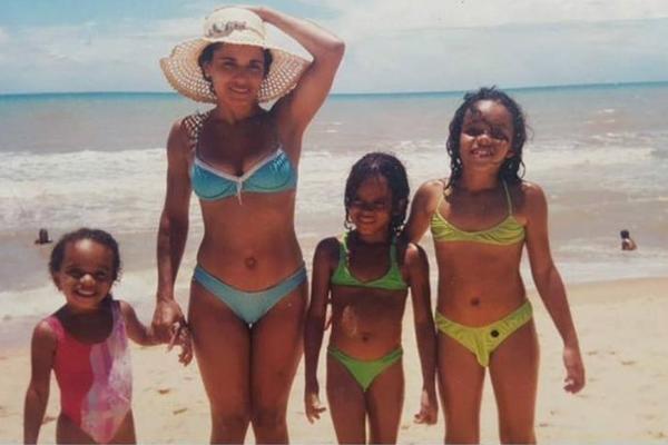 18 GODINA KASNIJE POSETILI SU ISTU PLAŽU... Čekaj, ovde nešto NE ŠTIMA?! (FOTO)