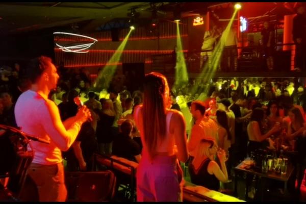 NAŠA PEVAČICA PLAKALA 7 GODINA ZBOG JEDNOG MUŠKARCA: Drug je ODRUKAO, pa sve ispričao!